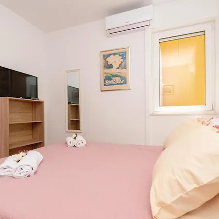 Ferienhaus Stunning In With Sauna Zrnovo